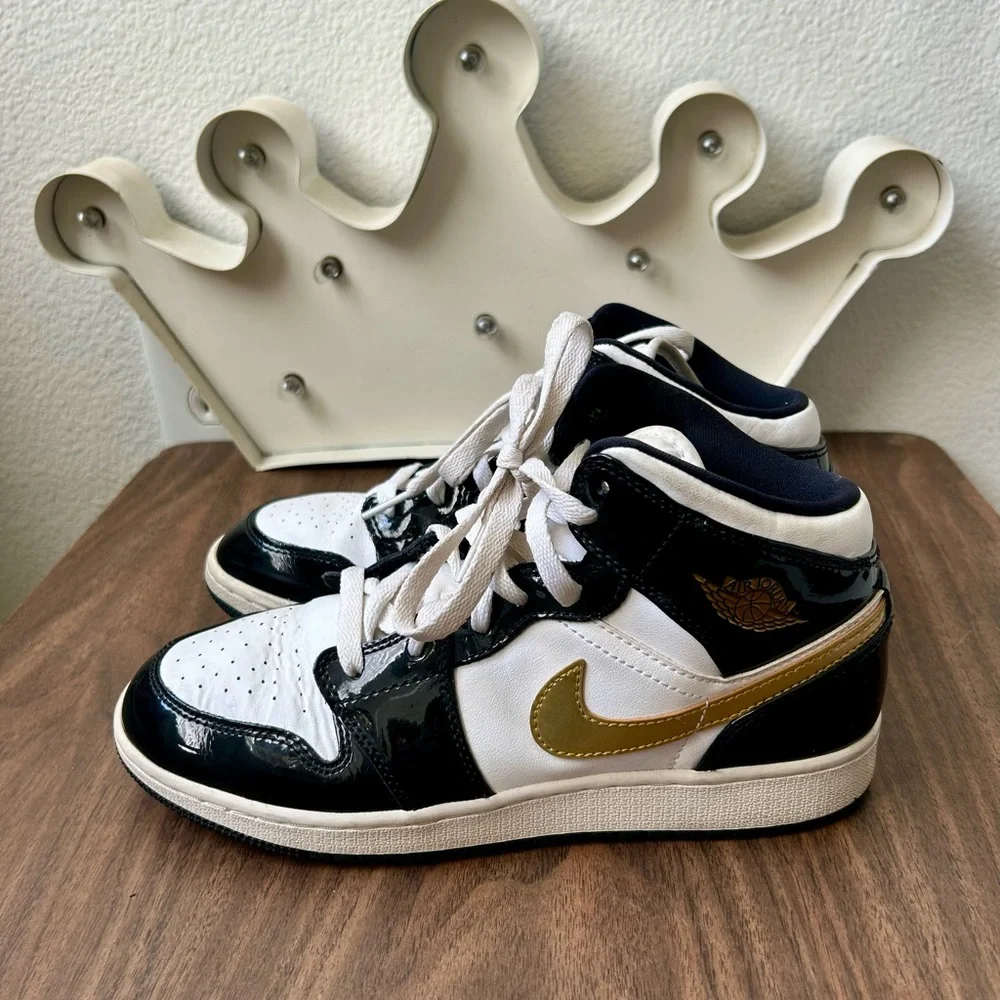 JORDAN 1 MID PATENT SE GS 'BLACK GOLD - Picture 4 of 8